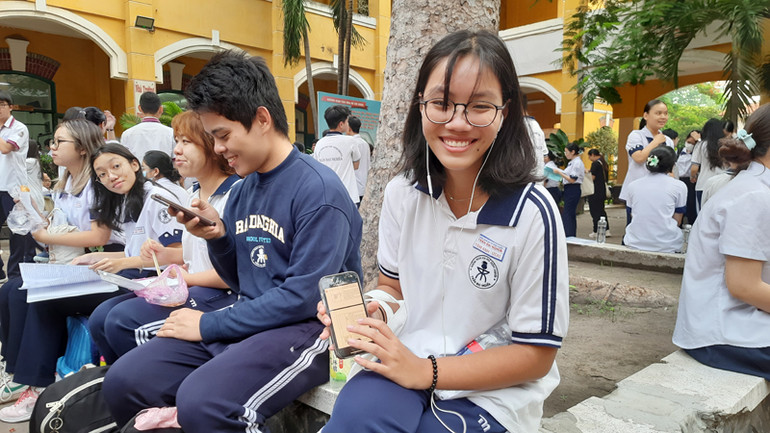 Trong khi đó, thí sinh Trương Tâm Anh tranh thủ ôn bài Ngữ văn trên hệ thống dữ liệu điện tử.