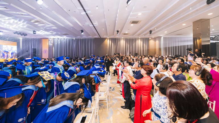 Các tân cử nhân tri ân thầy cô, người thân tại lễ tốt nghiệp