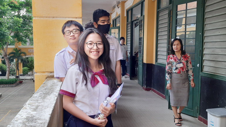 Tươi cười trước khi vào phòng thi thi môn Ngữ văn.