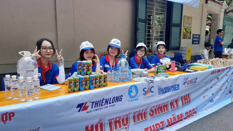 Đội tình nguyện viên tại điểm thi Trường trung học phổ thông Lê Quý Đôn, quận 3.