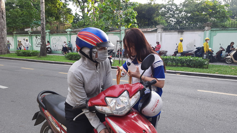 Phụ huynh chúc con mình thi đạt kết quả tốt môn thi Ngữ văn.