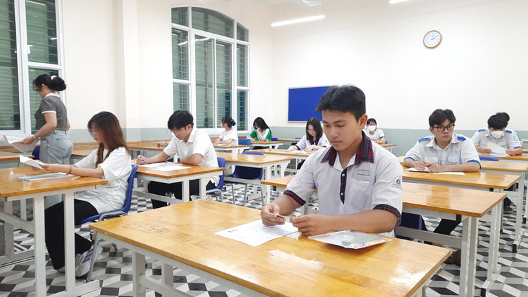 Các thí sinh đến điểm thi Trường trung học phổ thông Lê Quý Đôn làm thủ tục dự thi.