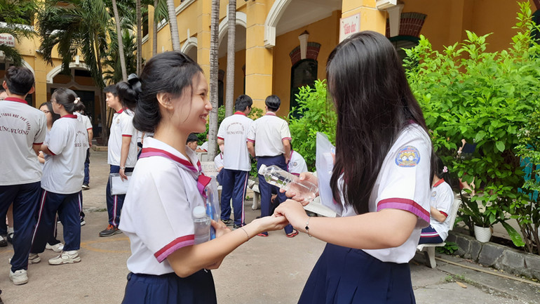 Các thí sinh chúc cho nhau thi đạt kết quả cao.