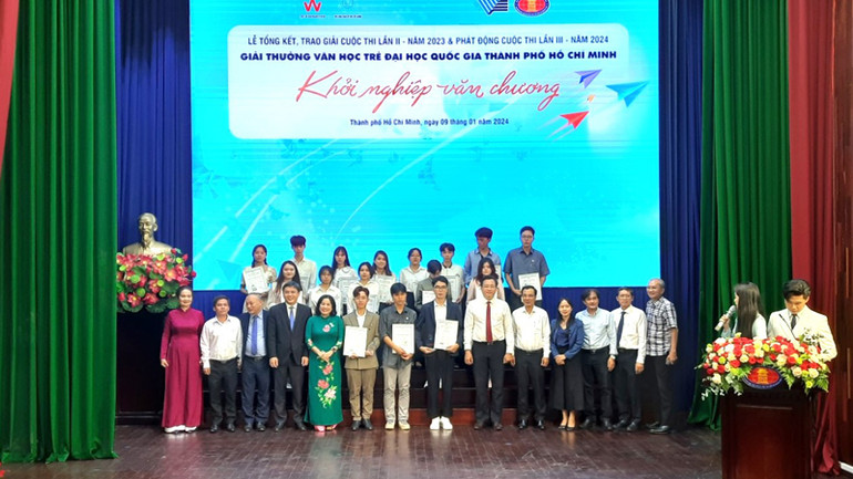 Ban tổ chức chụp lưu niệm với các tác giả đạt giải.