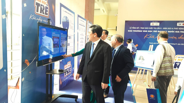 Các đại biểu thưởng lãm các tác phẩm đạt giải được trưng bày tại lễ trao giải.