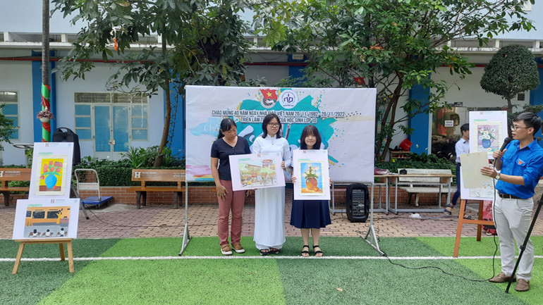 Học sinh Trường trung học phổ thông Nguyễn Du, quận 10, Thành phố Hồ Chí Minh tham gia cuộc thi vẽ tranh nhân ngày 20/11.