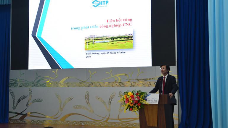 Phó Giáo sư, Tiến sĩ Nguyễn Anh Thi, Trưởng Ban Quản lý Khu Công nghệ cao Thành phố Hồ Chí Minh phát biểu tại Lễ khai giảng.