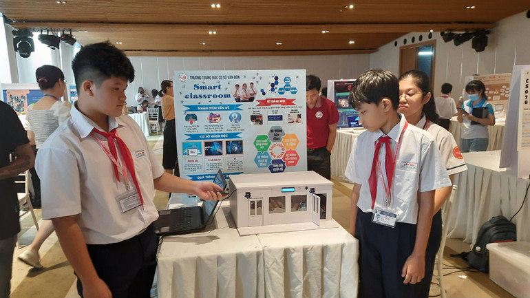 Học sinh Thành phố Hồ Chí Minh tham gia cuộc thi chuyển đổi số trong giáo dục.