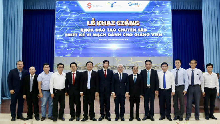 Các đại biểu chụp ảnh lưu niệm tại Lễ khai giảng.