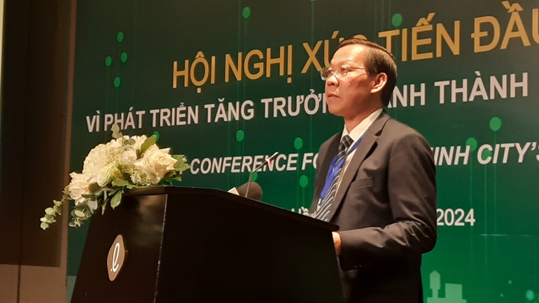 Chủ tịch Ủy ban nhân dân Thành phố Hồ Chí Minh Phan Văn Mãi phát biểu tại hội nghị. Chủ tịch Ủy ban nhân dân Thành phố Hồ Chí Minh Phan Văn Mãi phát biểu tại hội nghị.