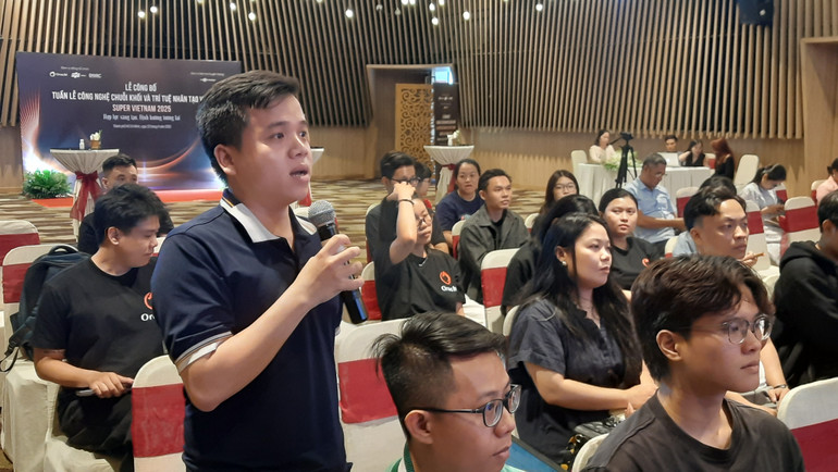 Phóng viên đặt câu hỏi với Ban tổ chức về Lễ công bố Tuần lễ Công nghệ chuỗi khối và trí tuệ nhân tạo Việt Nam 2025 - Super Vietnam 2025.