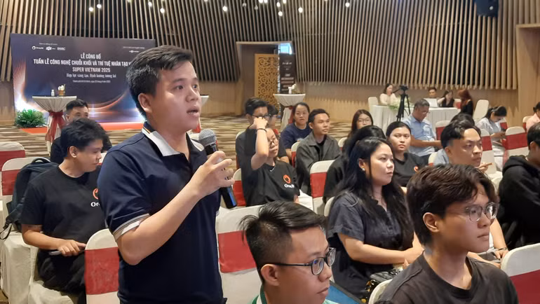 Phóng viên đặt câu hỏi với Ban tổ chức về Lễ công bố Tuần lễ Công nghệ chuỗi khối và trí tuệ nhân tạo Việt Nam 2025 - Super Vietnam 2025.