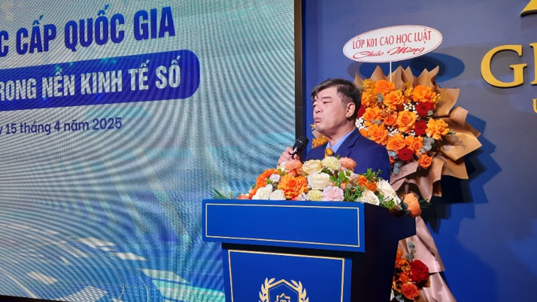 Nhà giáo ưu tú, Phó Giáo sư, Tiến sĩ Thái Bá Cần, Hiệu trưởng Trường đại học Gia Định phát biểu tại hội thảo.