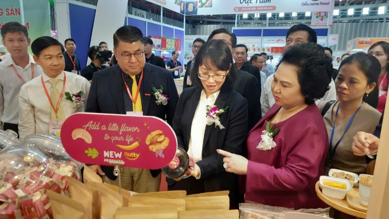 Đại biểu tham quan các gian hàng trưng bày tại triển lãm.