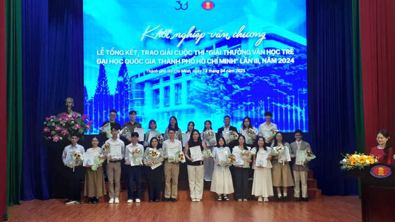 Trao giải cho các tác giả đạt giải “Giải thưởng Văn học trẻ Đại học Quốc gia Thành phố Hồ Chí Minh” lần III.