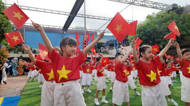 Các cháu học mầm non đồng diễn văn nghệ tại ngày hội. Các cháu học mầm non đồng diễn văn nghệ tại ngày hội.