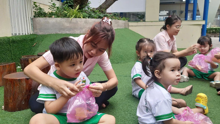 Học sinh Trường mầm non 19-5 Thành phố, Quận 1, Thành phố Hồ Chí Minh trong giờ hoạt động trong khuôn viên nhà trường.