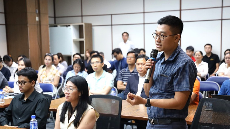 Đại biểu tham vấn với Ban tổ chức về thị trường Halal.