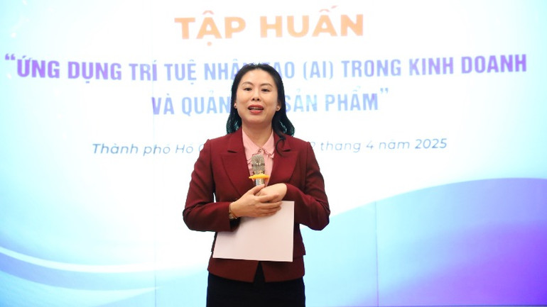 Bà Hồ Thị Quyên, Phó Giám đốc Trung tâm Xúc tiến Thương mại và Đầu tư Thành phố Hồ Chí Minh phát biểu tại buổi tập huấn.