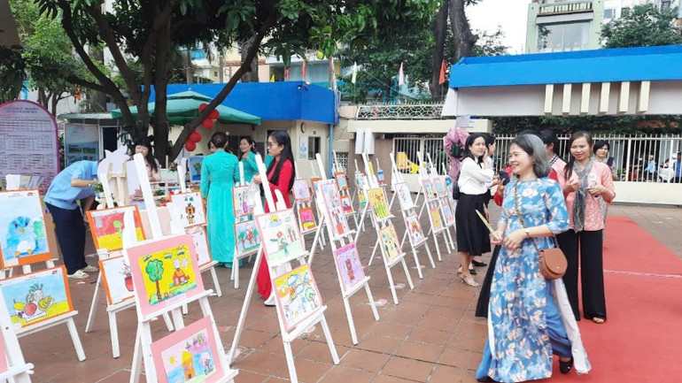 Trưng bày tranh vẽ của các cháu học mầm non. Trưng bày tranh vẽ của các cháu học mầm non.