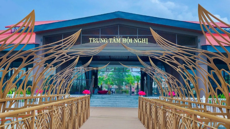 Trung tâm Hội nghị tại Công viên Văn hóa Láng Le, huyện Bình Chánh, Thành phố Hồ Chí Minh.