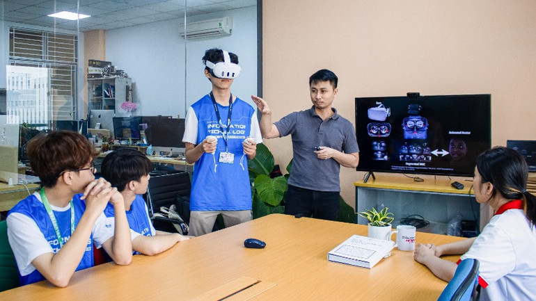 Sinh viên Đại học Quốc gia Thành phố Hồ Chí Minh trải nghiệm hoạt động nghiên cứu khoa học.