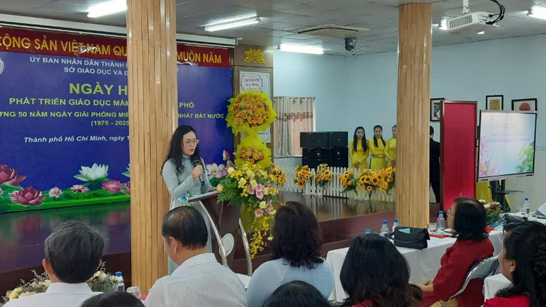 Phó Giám đốc Sở Giáo dục và Đào tạo Thành phố Hồ Chí Minh Lê Thụy Mỵ Châu phát biểu tại ngày hội. Phó Giám đốc Sở Giáo dục và Đào tạo Thành phố Hồ Chí Minh Lê Thụy Mỵ Châu phát biểu tại ngày hội.