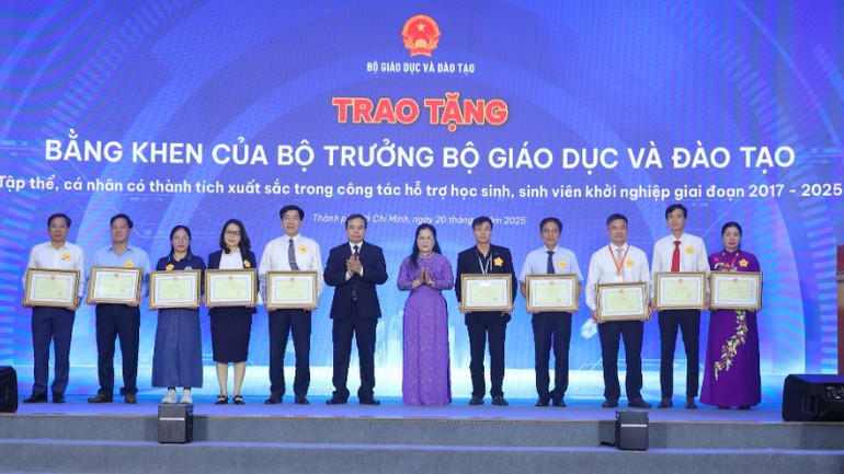 Lãnh đạo Bộ Giáo dục và Đào tạo trao tặng Bằng khen cho các cá nhân, tập thể có thành tích xuất sắc trong công tác hỗ trợ học sinh, sinh viên khởi nghiệp giai đoạn 2017-2025.