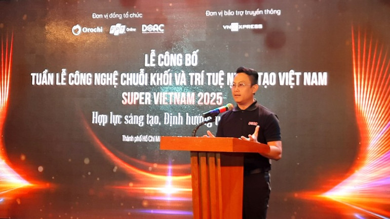 Đại diện Ban tổ chức cung cấp thông tin Tuần lễ Công nghệ chuỗi khối và trí tuệ nhân tạo Việt Nam 2025 - Super Vietnam 2025.