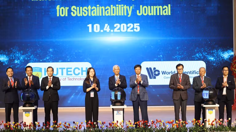 Các đại biểu thực hiện nghi thức ra mắt Tạp chí METS. (Ảnh: NGÔ TÙNG)