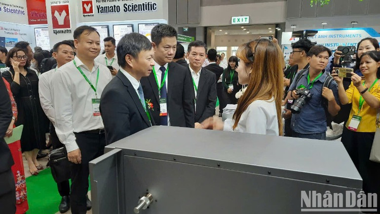 Các đại biểu tham quan các gian hàng trưng bày tại triển lãm