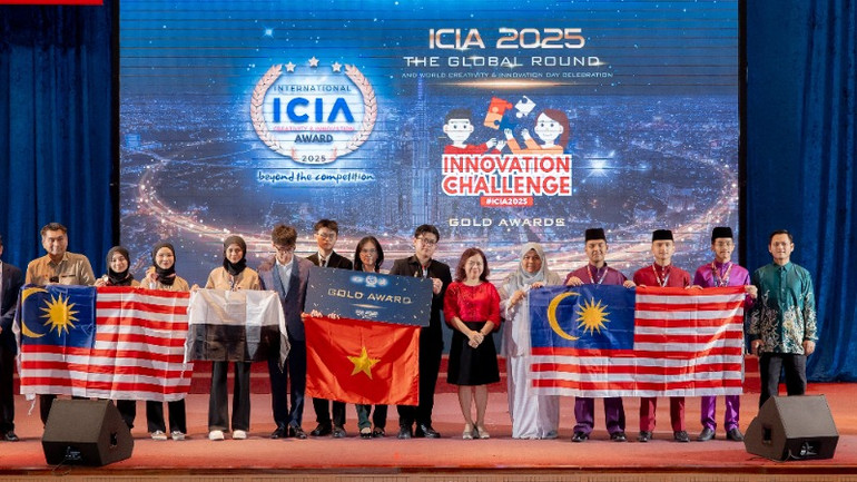 Các đội nhận Giải thưởng Innovation Challenge. Các đội nhận Giải thưởng Innovation Challenge.