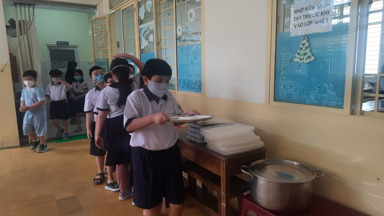 Học sinh Trường tiểu học Phan Đình Phùng, Quận 3, Thành phố Hồ Chí Minh trong giờ ăn bán trú.