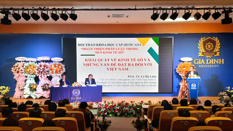 Chuyên gia trình bày tham luận tại hội thảo.