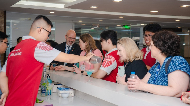 Sinh viên ngành Quản trị khách sạn, Trường đại học quốc tế Hồng Bàng pha chế thức uống trong buổi học thực hành và chiêu đãi đoàn. Sinh viên ngành Quản trị khách sạn, Trường đại học quốc tế Hồng Bàng pha chế thức uống trong buổi học thực hành và chiêu đãi đoàn.