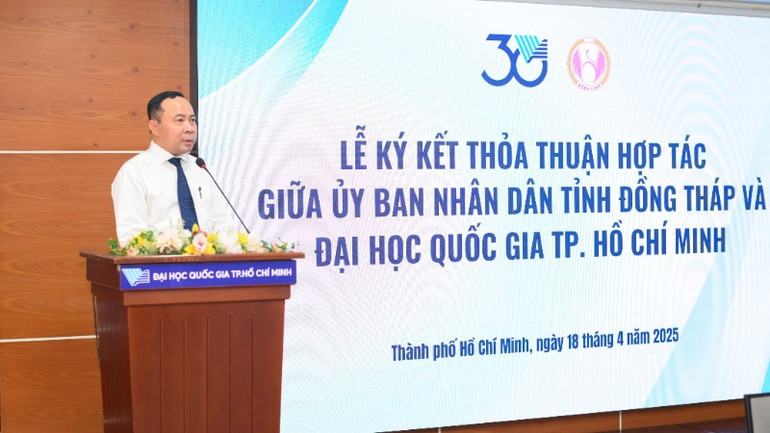 Phó Giáo sư, Tiến sĩ Vũ Hải Quân, Giám đốc Đại học Quốc gia Thành phố Hồ Chí Minh phát biểu tại buổi ký kết. Phó Giáo sư, Tiến sĩ Vũ Hải Quân, Giám đốc Đại học Quốc gia Thành phố Hồ Chí Minh phát biểu tại buổi ký kết.