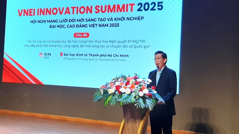 Giáo sư, Tiến sĩ Sử Đình Thành, Giám đốc Đại học Kinh tế Thành phố Hồ Chí Minh phát biểu tại hội nghị. Giáo sư, Tiến sĩ Sử Đình Thành, Giám đốc Đại học Kinh tế Thành phố Hồ Chí Minh phát biểu tại hội nghị.