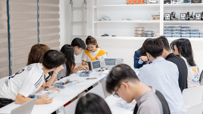 Sinh viên đang sử dụng UEH AI Chatbot.