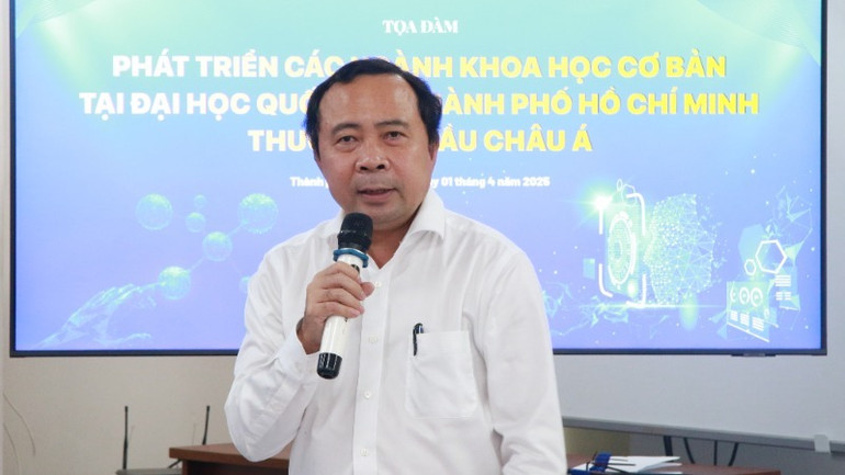 Phó Giáo sư, Tiến sĩ Vũ Hải Quân, Giám đốc Đại học Quốc gia Thành phố Hồ Chí Minh phát biểu tại tọa đàm.
