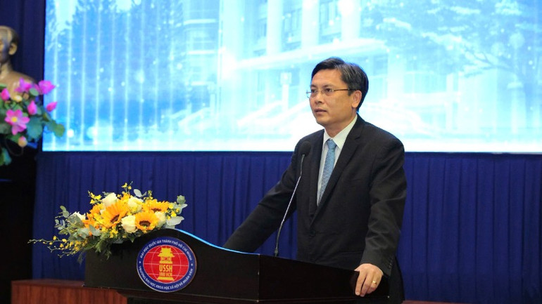 Phó Giáo sư, Tiến sĩ Nguyễn Minh Tâm, Phó Giám đốc Đại học Quốc gia Thành phố Hồ Chí Minh, phát biểu tại lễ trao giải.