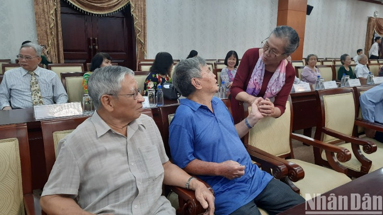 Các Nhà giáo đi B, Nhà giáo nội đô vui mừng gặp mặt. Các Nhà giáo đi B, Nhà giáo nội đô vui mừng gặp mặt.