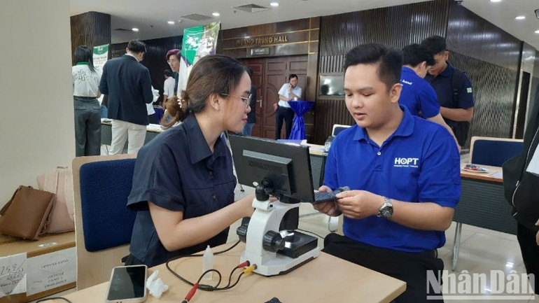 Các đại biểu tham quan khu trưng bày sản phẩm chăm sóc sức khỏe