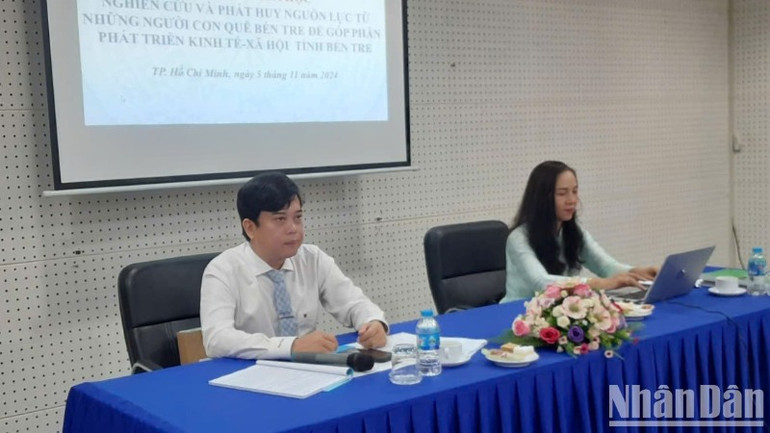 Các đại biểu chủ trì hội thảo.