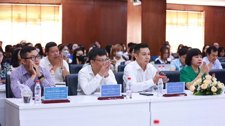 Các đại biểu tham dự hội thảo.