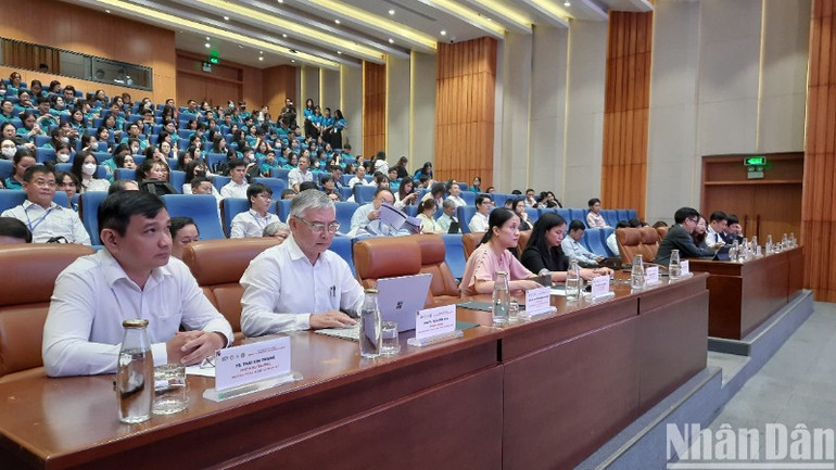 Các đại biểu tham gia hội thảo.