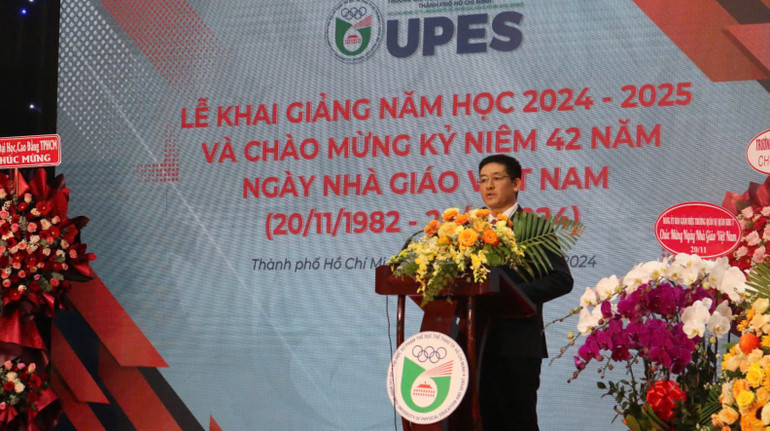 Tiến sĩ Nguyễn Kế Bình, Chủ tịch Hội đồng Trường đại học Sư phạm Thể dục thể thao Thành phố Hồ Chí Minh phát biểu tại lễ khai giảng.