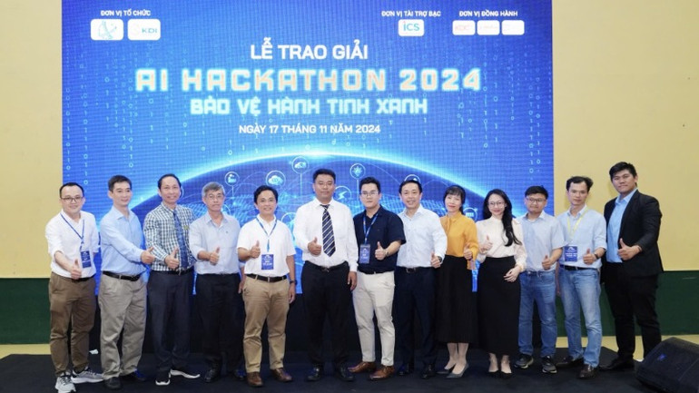 Ban tổ chức cuộc thi AI Hackathon 2024 chụp ảnh lưu niệm cùng các khách mời.