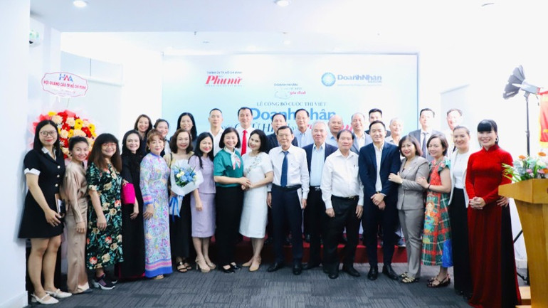 Các đại biểu tham dự lễ công bố cuộc thi chụp ảnh lưu niệm.