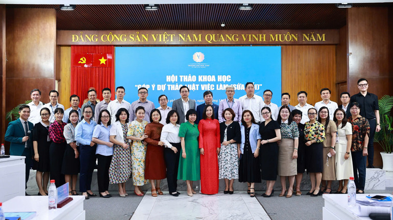 Các chuyên gia, nhà khoa học... chụp ảnh lưu niệm.