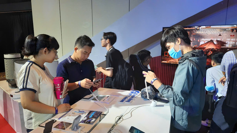 Các bạn trẻ trải nghiệm các công nghệ triển lãm tại FPT Techday 2024